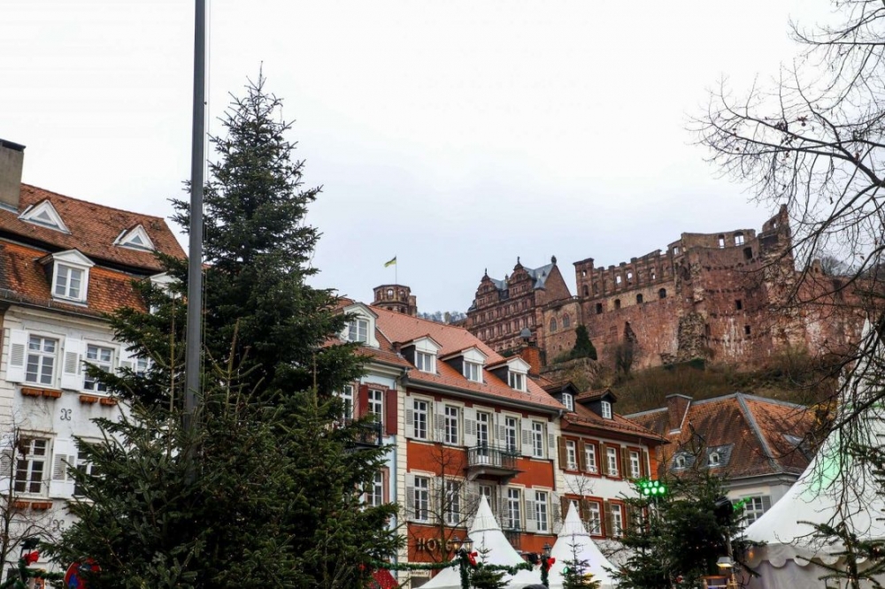 picture of heidelberg castle and christmas market