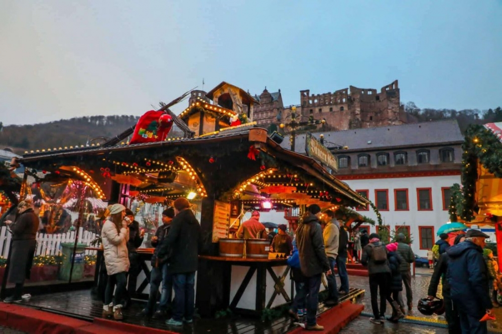 A Heidelberg Christmas market at the castle.