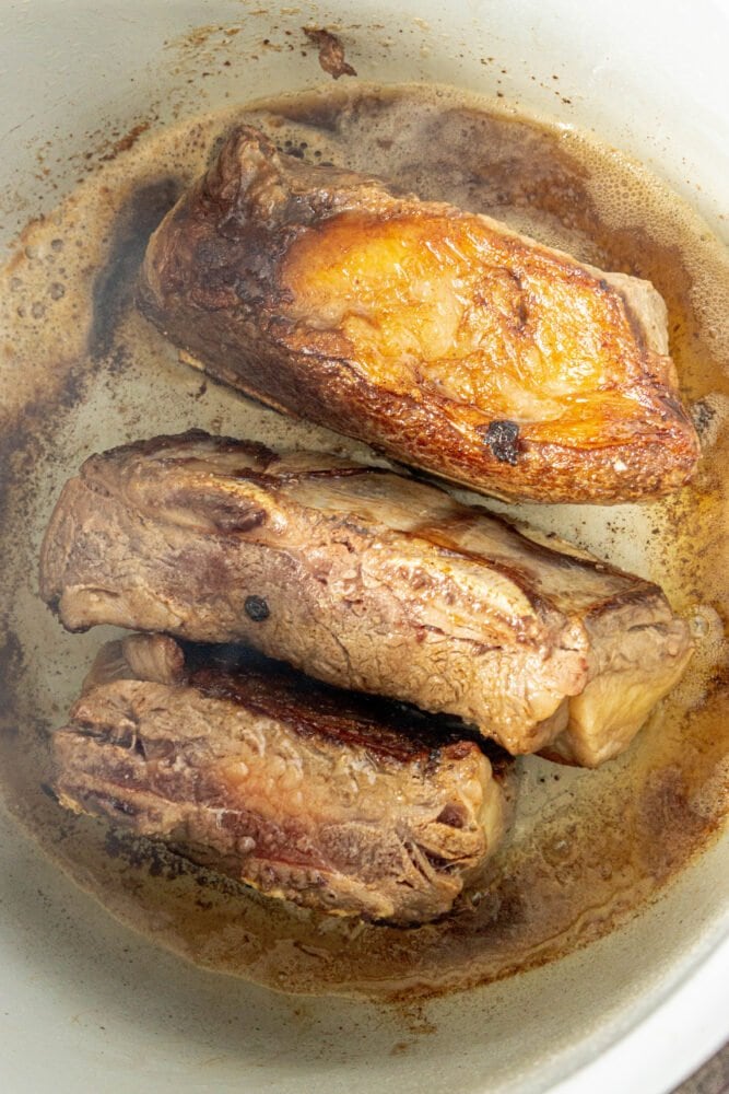 picture of raw short ribs in an instant pot